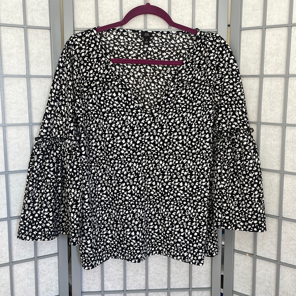 River Island size US 4 UK 8 black and white butterfly sleeve v-neck blouse